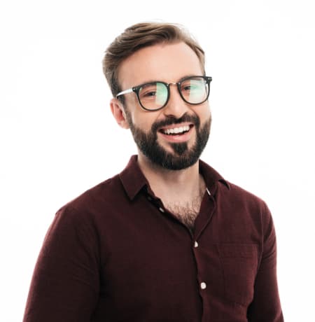 Молодий чоловік в окулярах посміхається